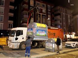ATATÜRK VE ÖZTRAK CADDELERİNDE ÇÖP KONTEYNERLERİ YENİLENİYOR